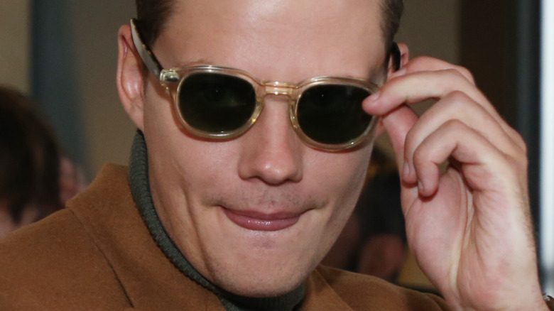 Bill Skarsgård portant des lunettes de soleil