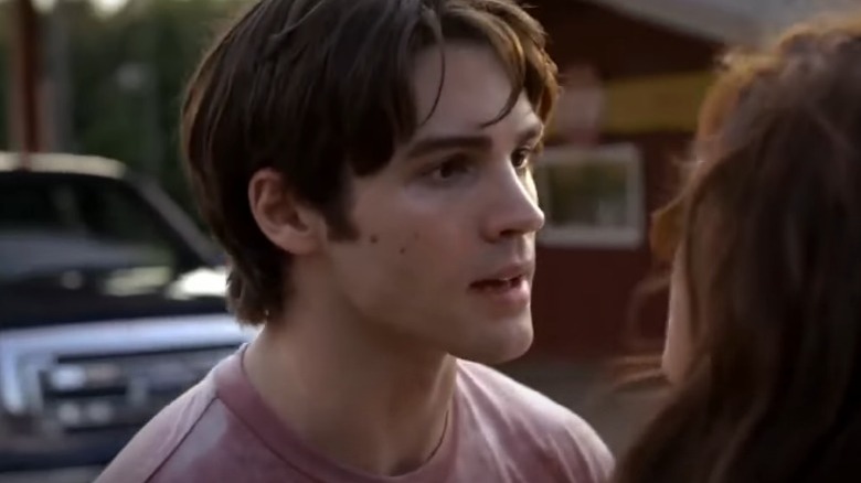 Steven R. McQueen et Jeremy parlent à Elena dans "The Vampire Diaries" 