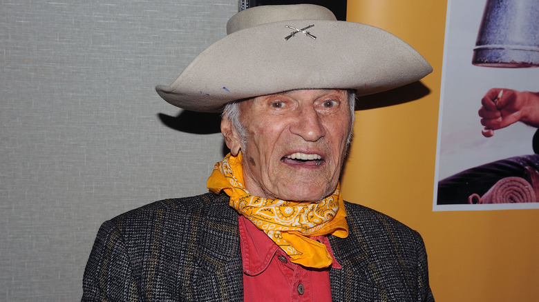 Larry Storch, coiffé d'un chapeau de cow-boy et d'une écharpe jaune