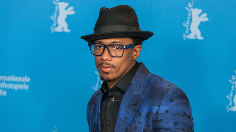 Nick Cannon avec chapeau et lunettes