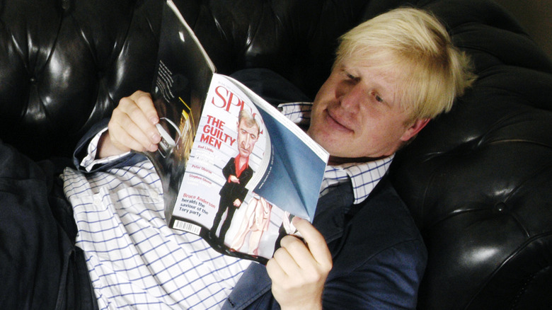 Boris Johnson en train de lire