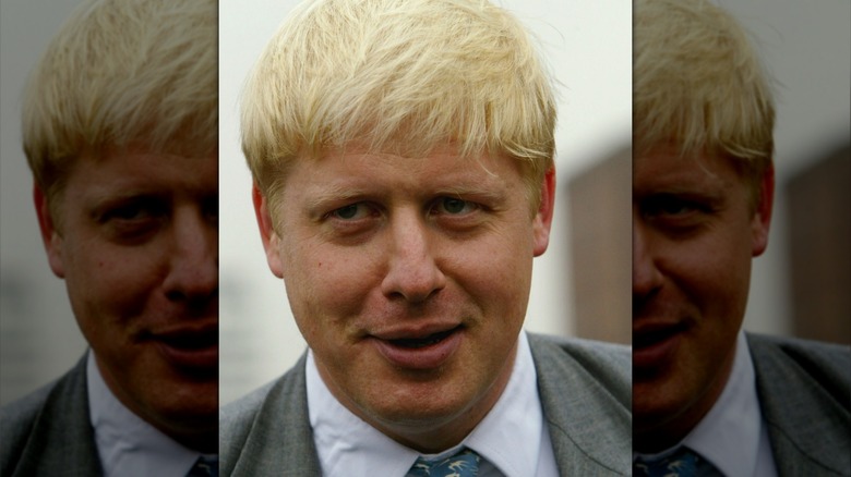 Boris Johnson sourit