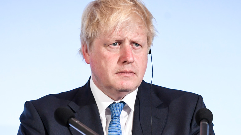 Boris Johnson fronçant les sourcils 