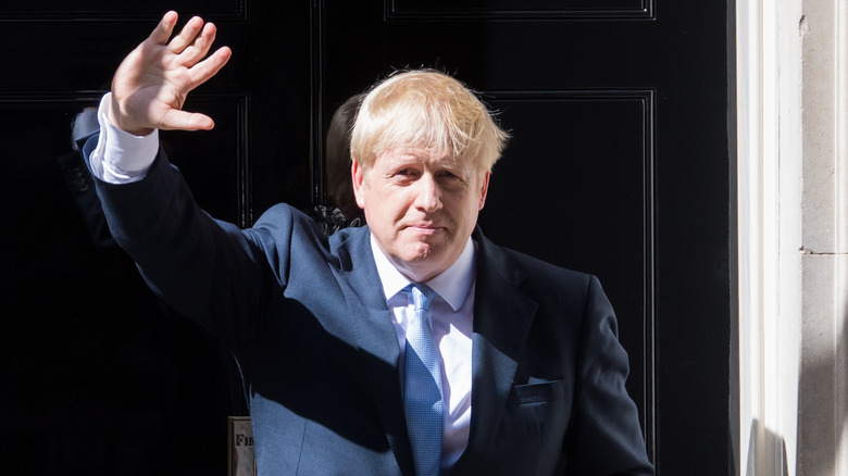 Boris Johnson fait signe devant le 10 Downing Street 