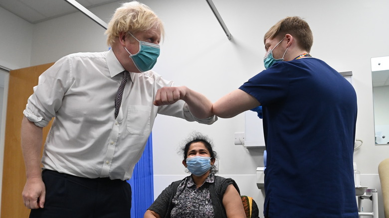 Boris Johnson posant avec le personnel de l'hôpital