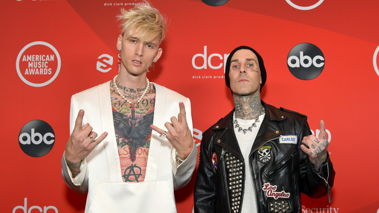 Machine Gun Kelly, Travis Barker faisant des gestes de la main