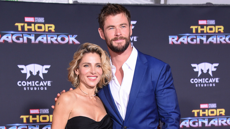 Chris Hemsworth et Elsa Pataky sourient lors d'un événement