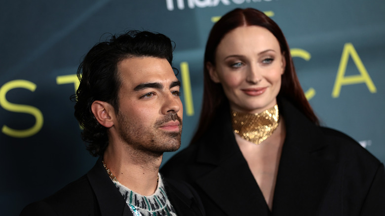 Joe Jonas et Sophie Turning posant