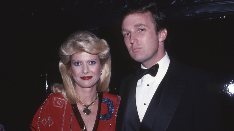 Ivana et Donald Trump posent