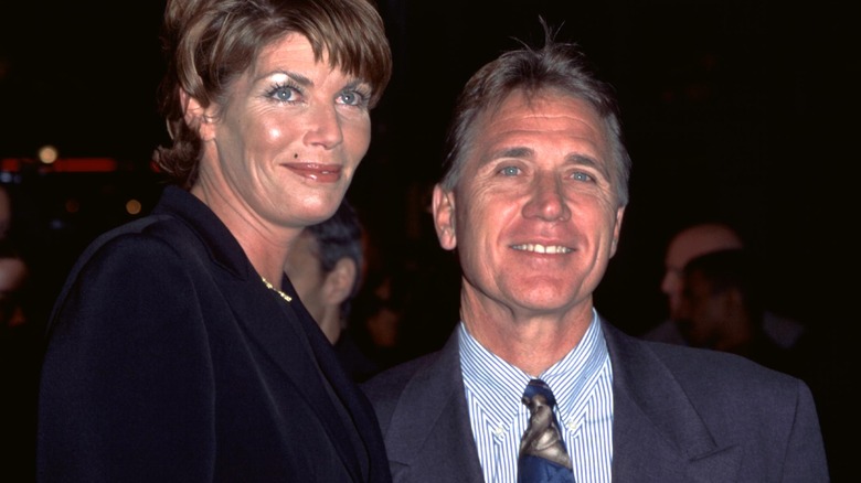 Kelly McGillis et Fred Tillman souriant 