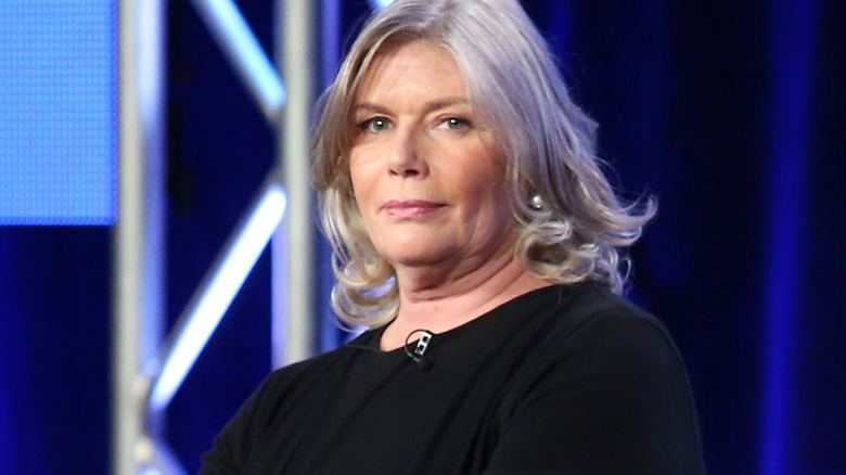 Kelly McGillis regarde au loin