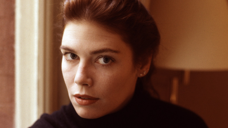 Kelly McGillis posant