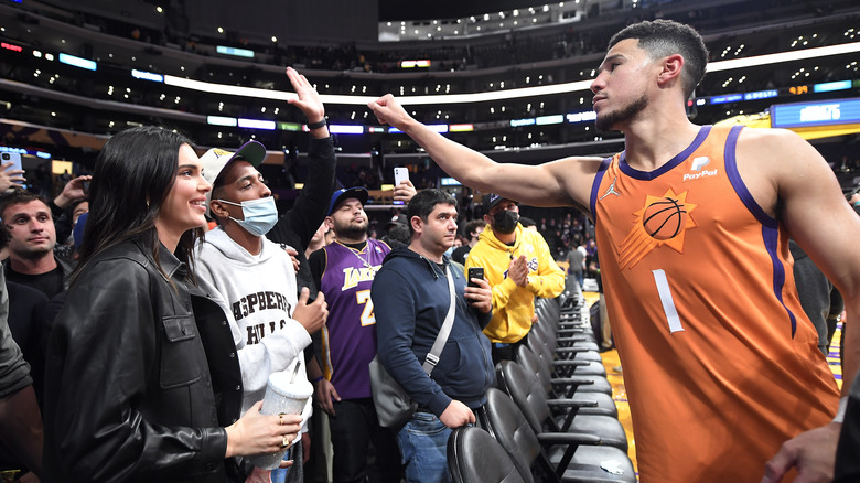 Kendall Jenner et Devin Booker lors d'un match NBA