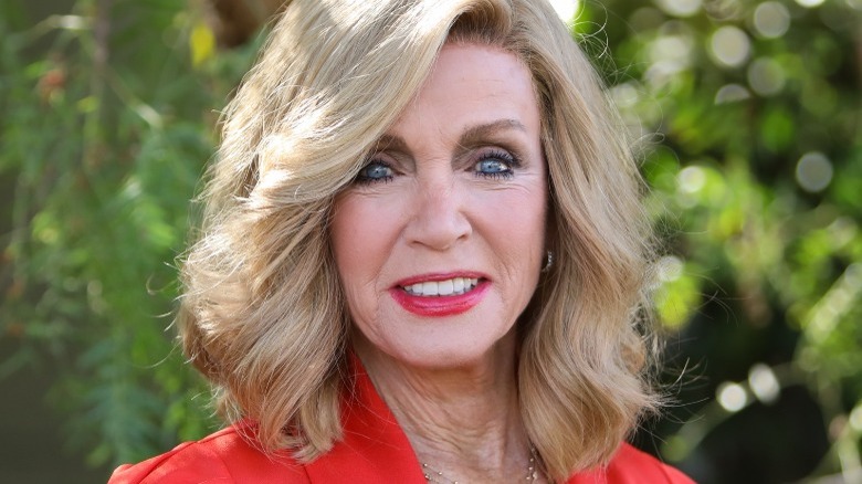 Un gros plan de Donna Mills souriant