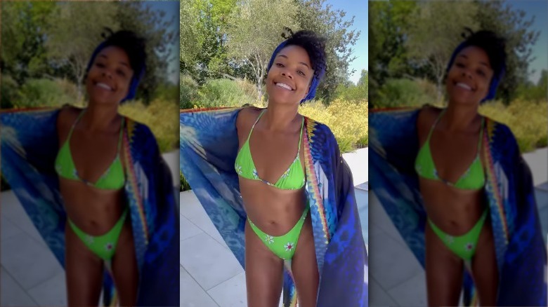 Gabrielle Union souriante en bikini fluo