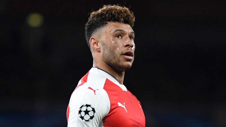 Alex Oxlade-Chamberlain joue au football