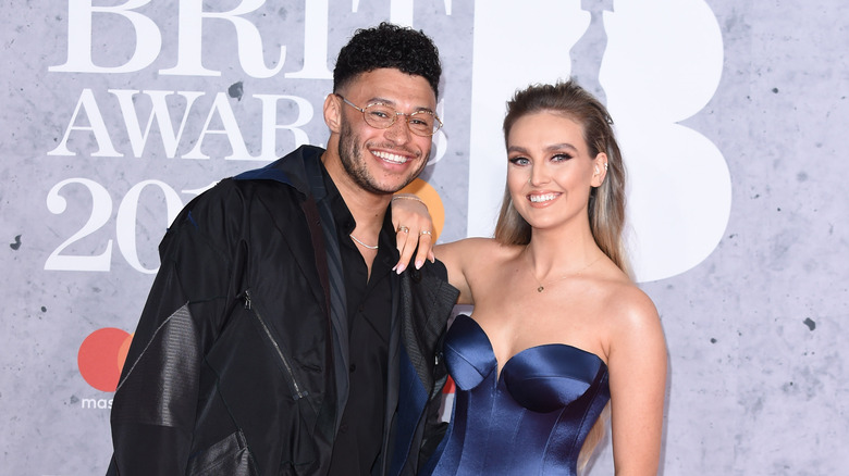 Alex Oxlade-Chamberlain et Perrie Edwards sourient aux BRIT Awards