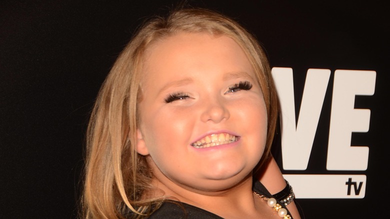 Alana Honey Boo Boo Thompson grimaçant de faux cils