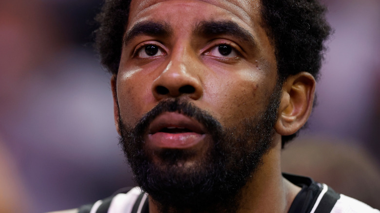 Kyrie Irving regardant vers le haut 