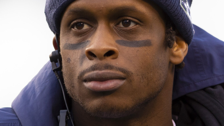 Geno Smith sur la touche, regardant ailleurs