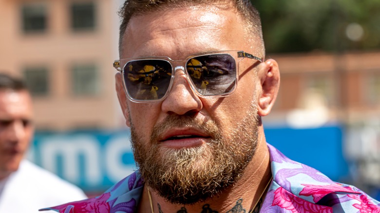 Conor McGregor portant une chemise à fleurs