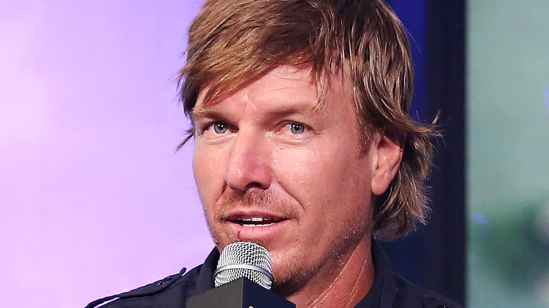 Chip Gaines parle dans le micro