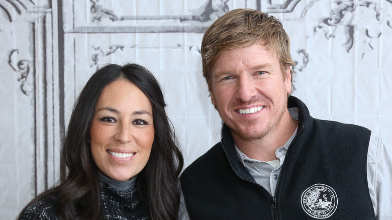 Chip et Joanna Gaines, toutes deux souriantes