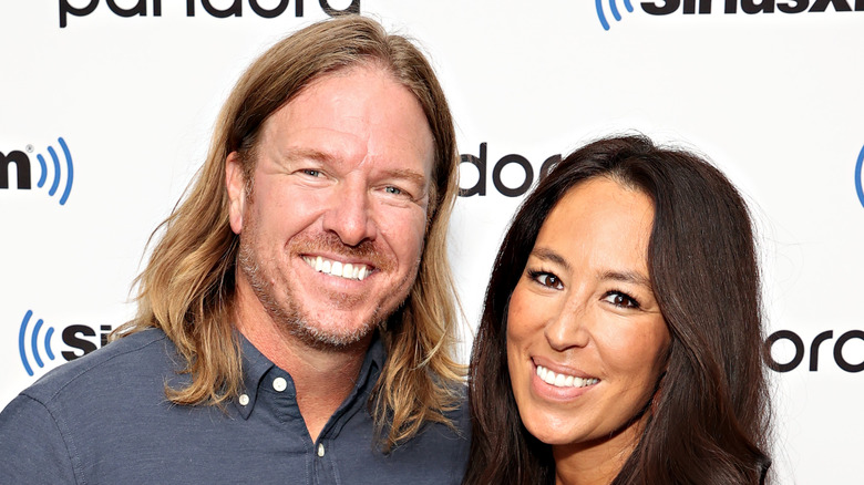 Chip et Joanna Gaines sourient