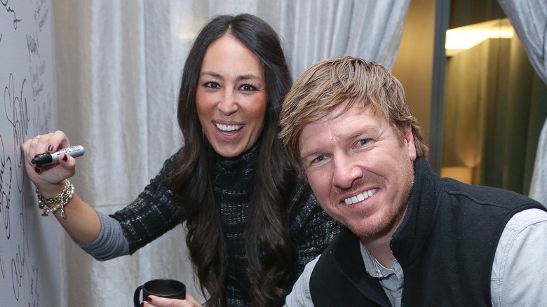 Chip et Joanna Gaines lors d'un événement, souriant