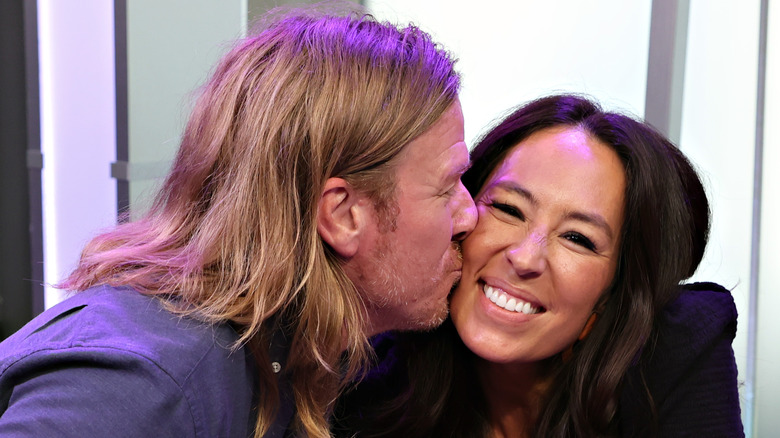 Puce embrassant Joanna Gaines