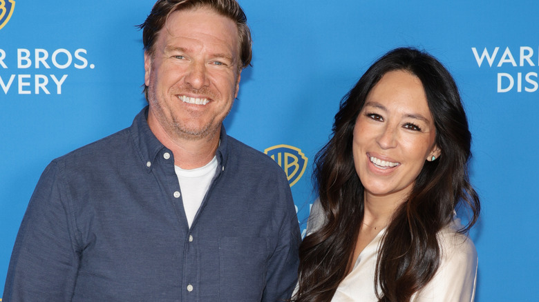 Chip et Joanna Gaines sourient toutes les deux