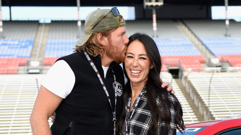 Chip embrassant Joanna Gaines lors d'un événement 