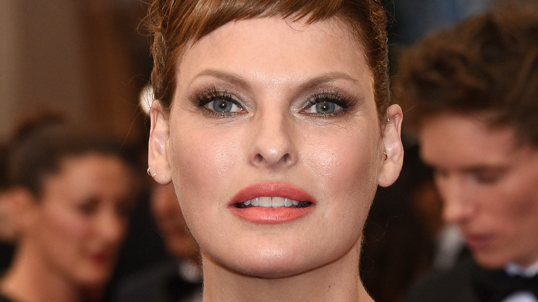 Linda Evangelista assiste à un gala 