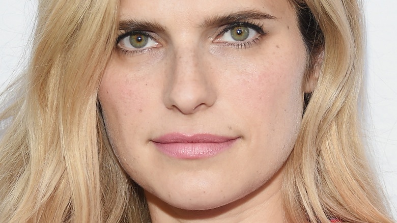 Lake Bell posant