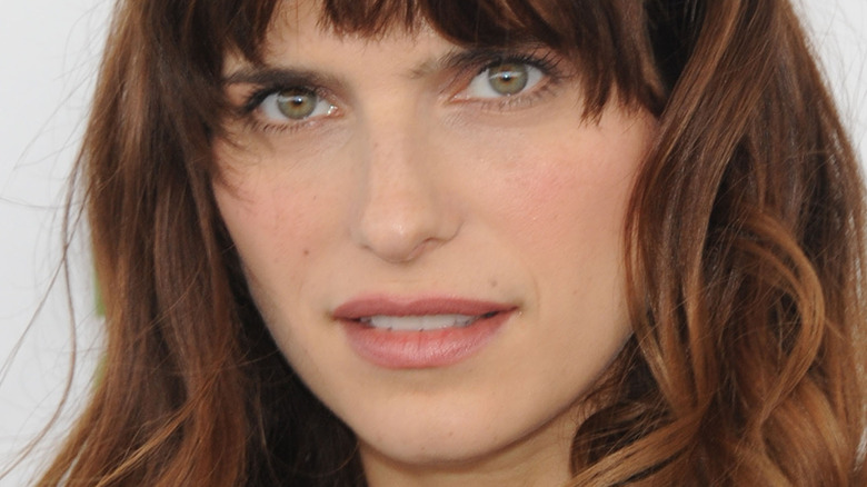 Lake Bell posant