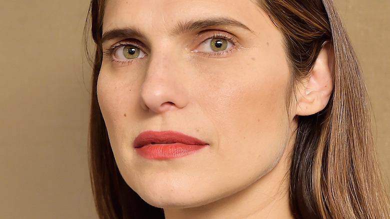 Lake Bell posant