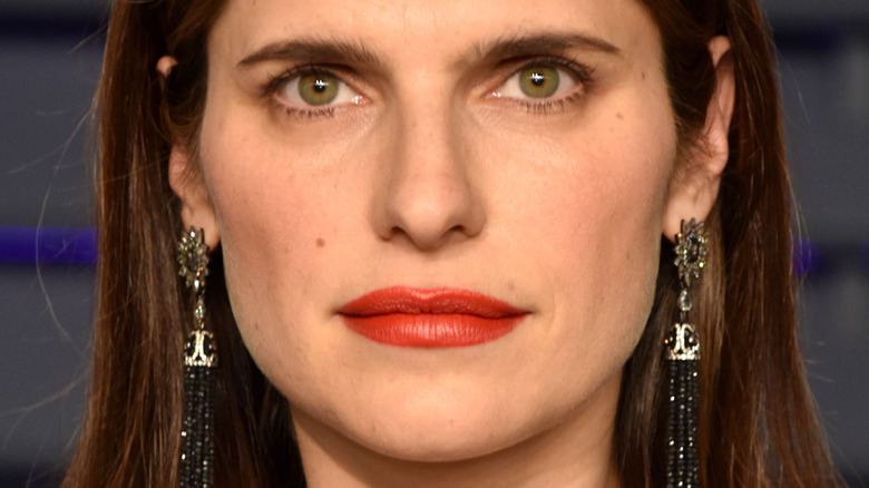 Lake Bell posant