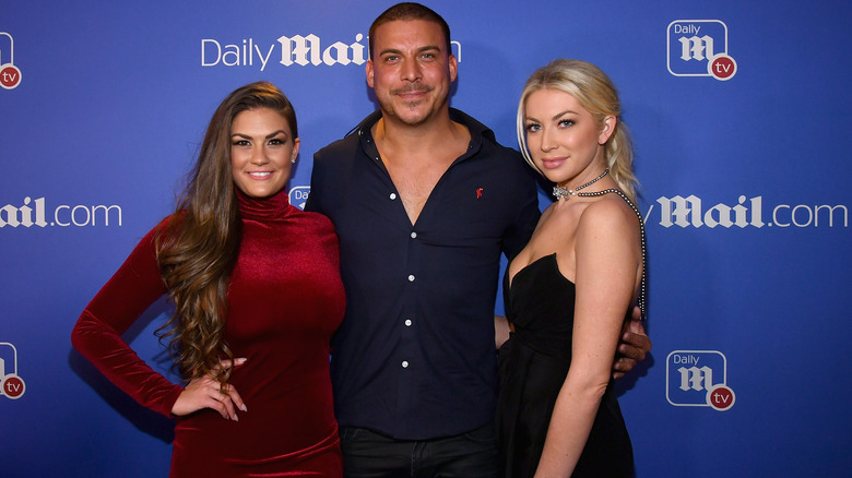 Brittany Cartwright posant avec Jax Taylor et Stassi Schroeder