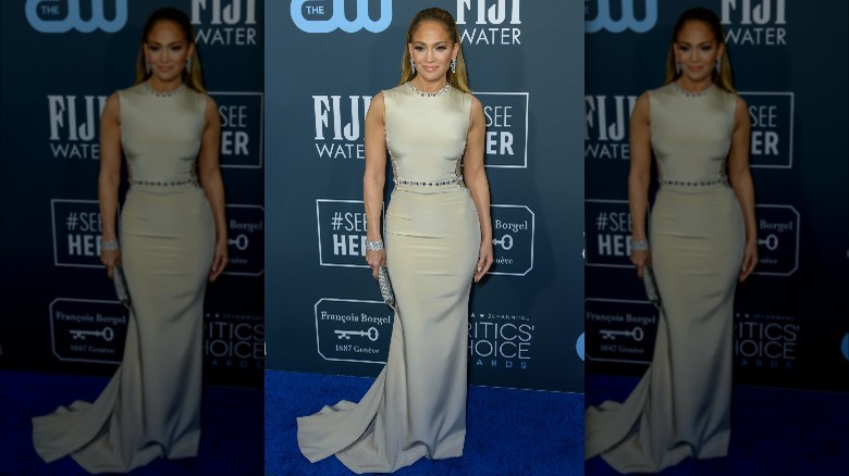 Jennifer Lopez pose sur le tapis rouge