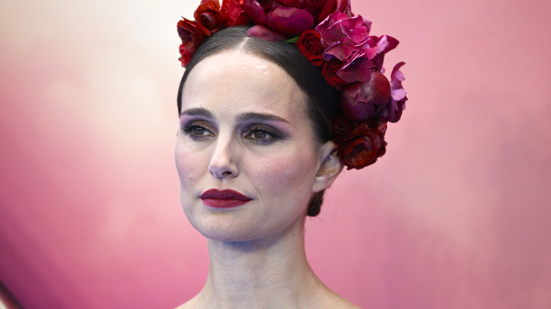 Natalie Portman portant une couronne de fleurs