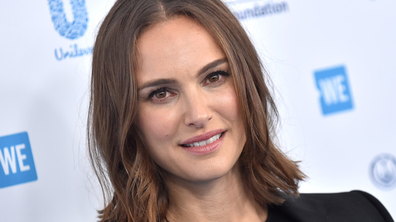 Natalie Portman aux cheveux courts, posant