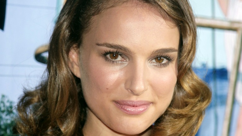 Natalie Portman aux cheveux bouclés, souriante