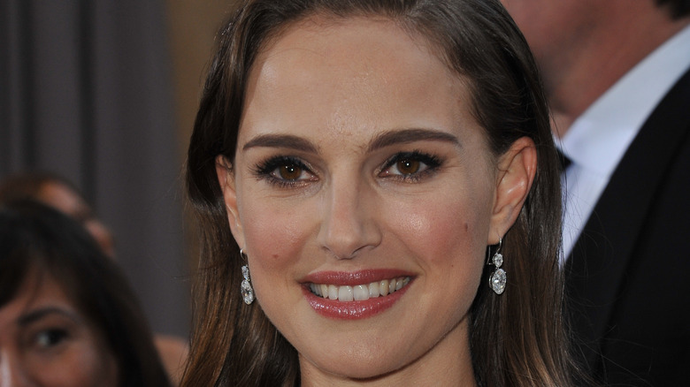 Natalie Portman sourit