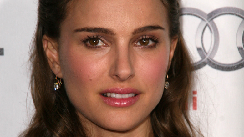 Natalie Portman regarde au loin