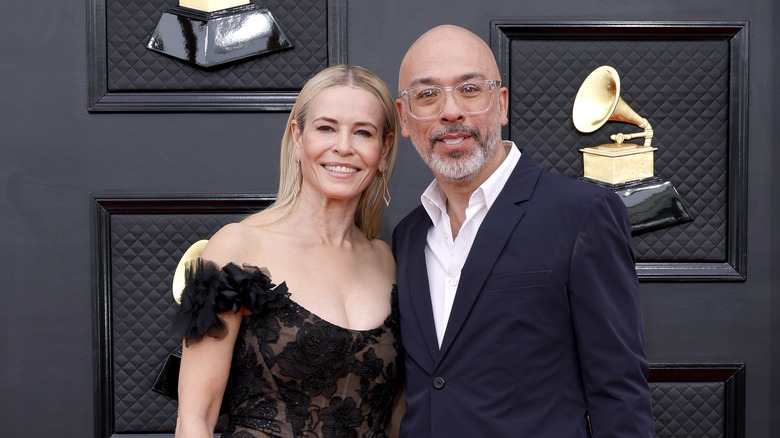 Chelsea Handler et Jo Koy posent