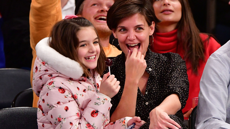 Katie Holmes et Suri Cruise assistent à un match de basket en 2017