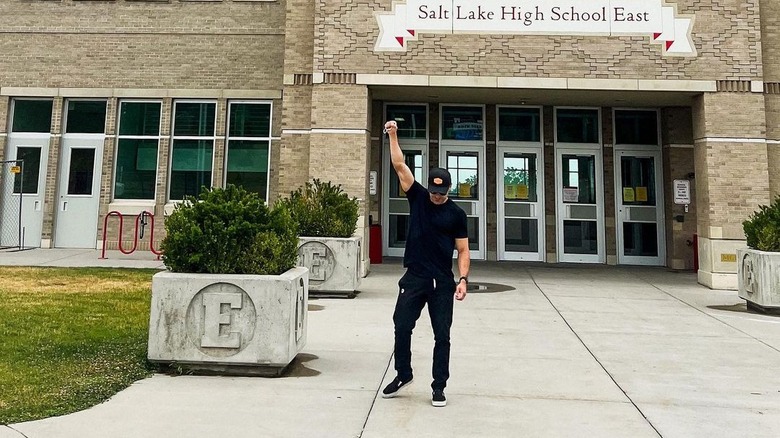 Zac Efron pose devant East High