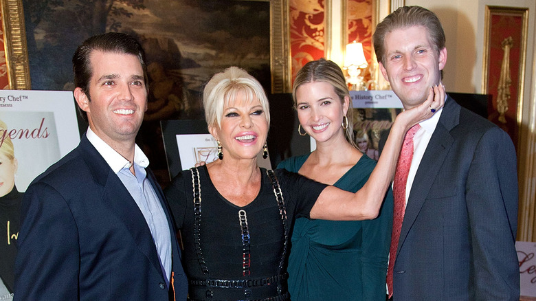 Ivana Trump pose avec ses enfants