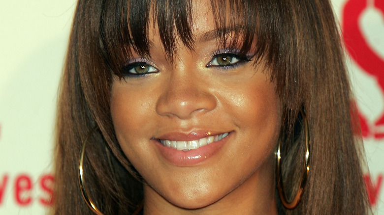 La jeune Rihanna souriante