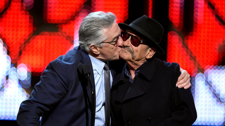 Robert De Niro embrasse Joe Pesci sur la joue